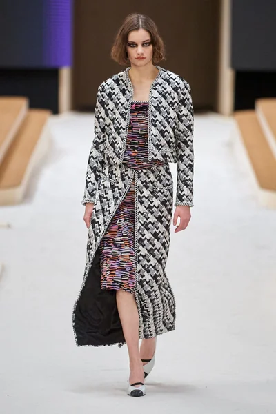 Look 16
